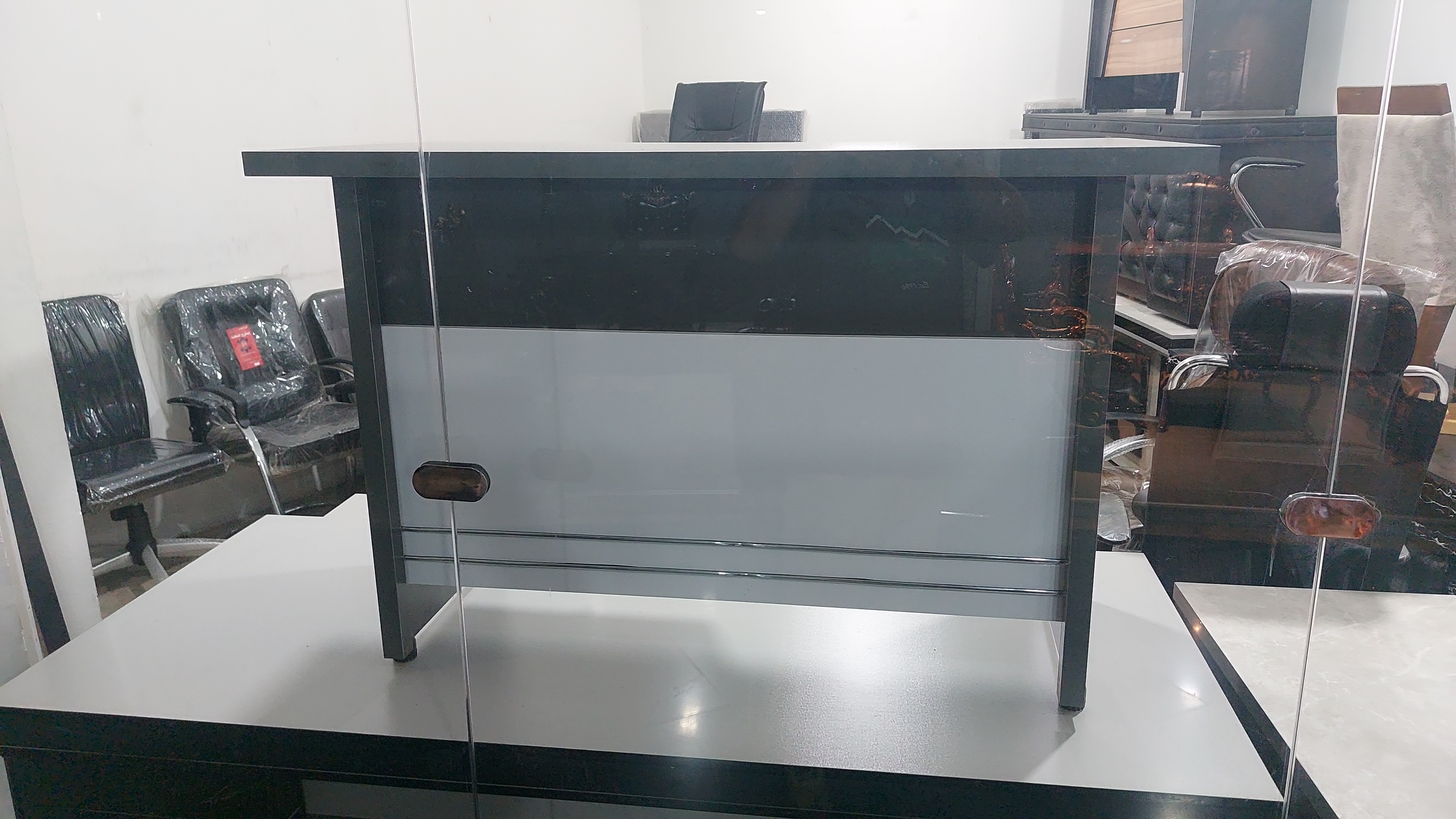 میز کارمندی لیندا